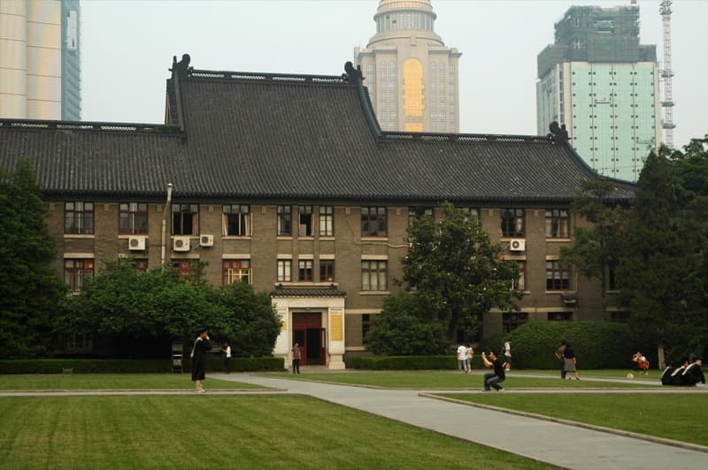 用于南京条目提升,由Hong Kong dear Edward摄于南大,南京大学东大楼,初名科学馆,建于1925年,由美国建筑师司迈尔(A. G. Small)设计。