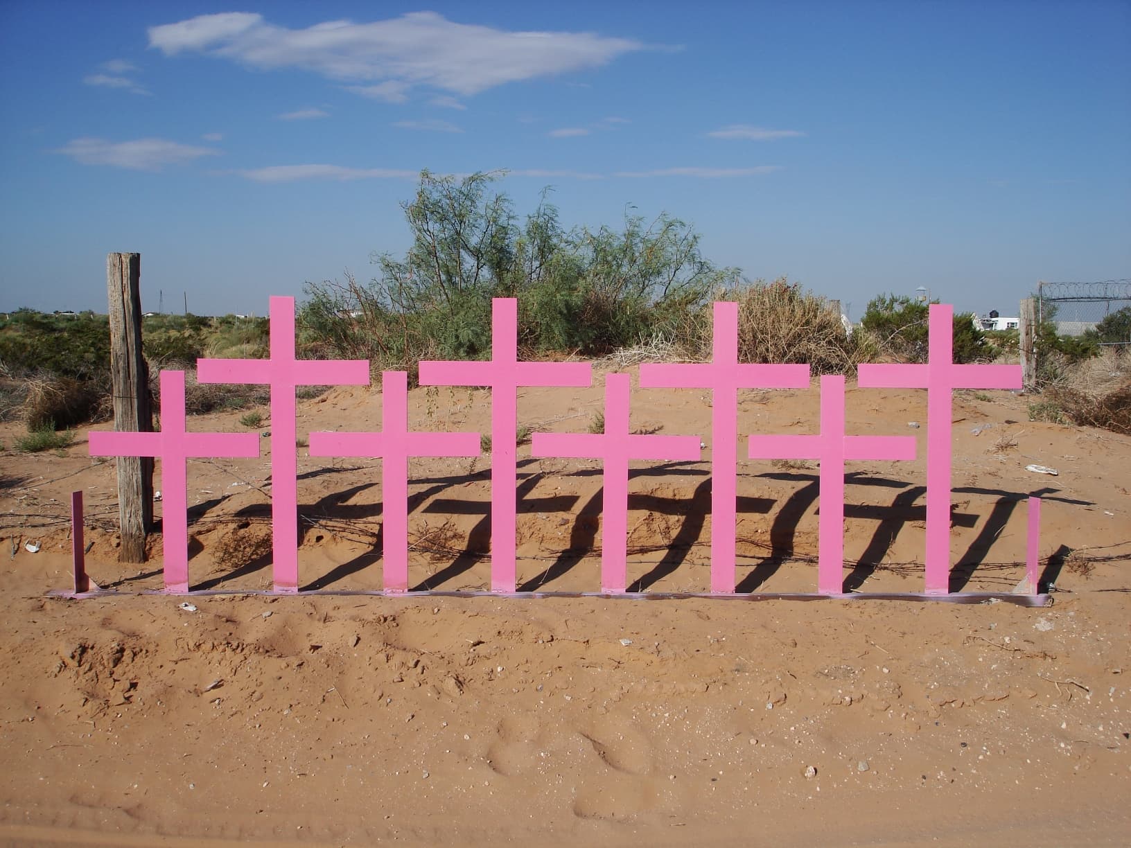 Cruces colocadas en Lomas del Poleo Planta Alta (Ciudad Juárez, Chihuahua) en el lugar donde fueron encontrados 8 cuerpos de mujeres víctimas de femicidio en 1996.