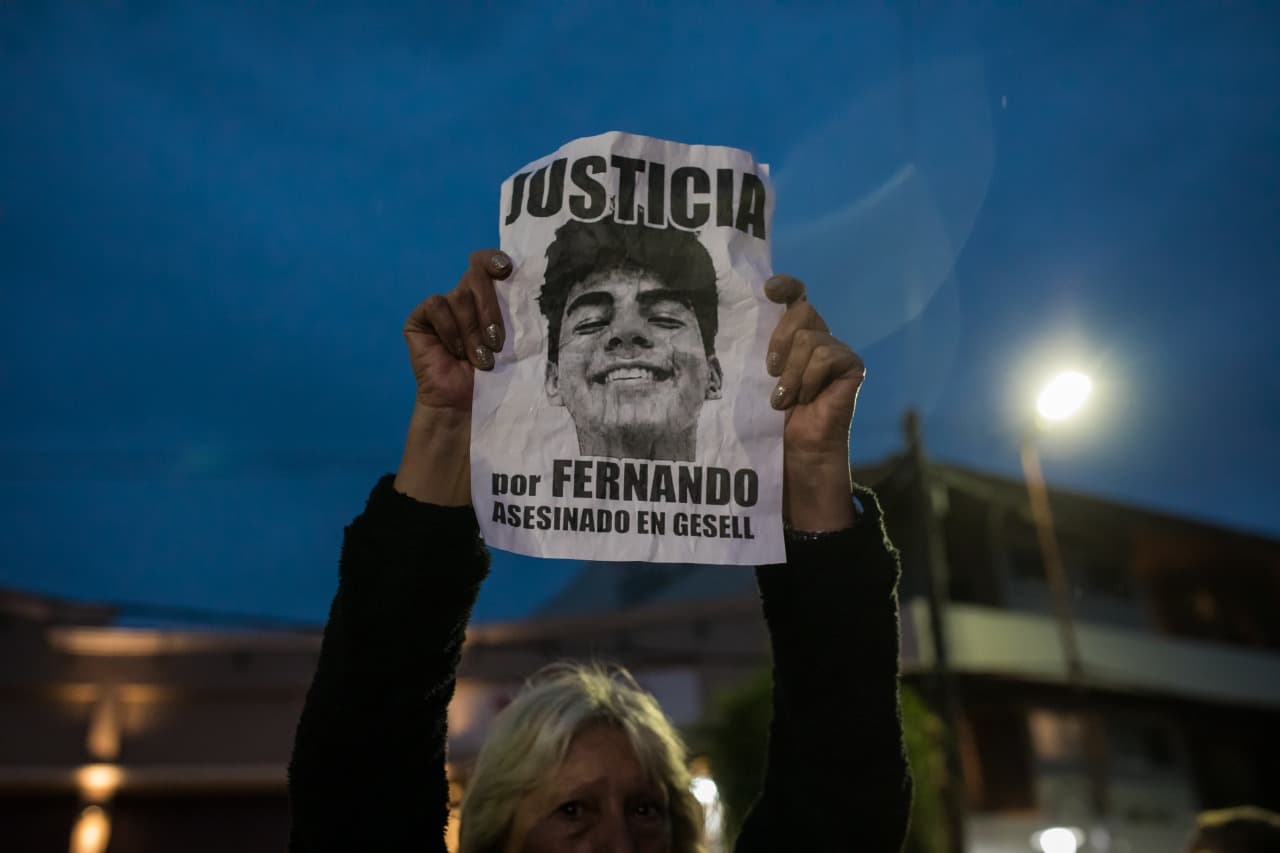 Manifestante con afiche pide justicia por Fernando Báez Sosa, asesinado en Villa Gesell en 2020