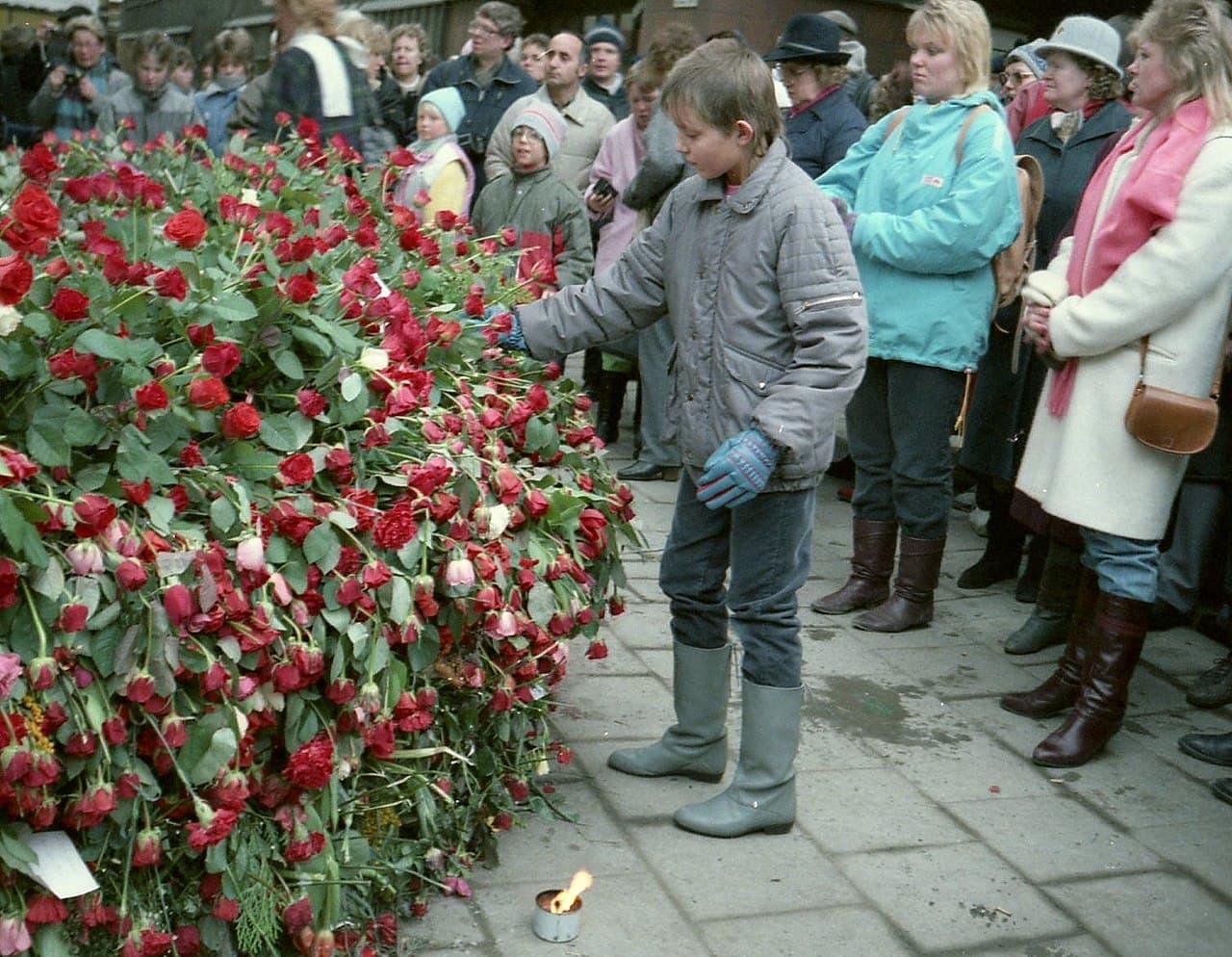 Stockholm residents laying flowers at the site of Olof Palme’s assassination in 1986